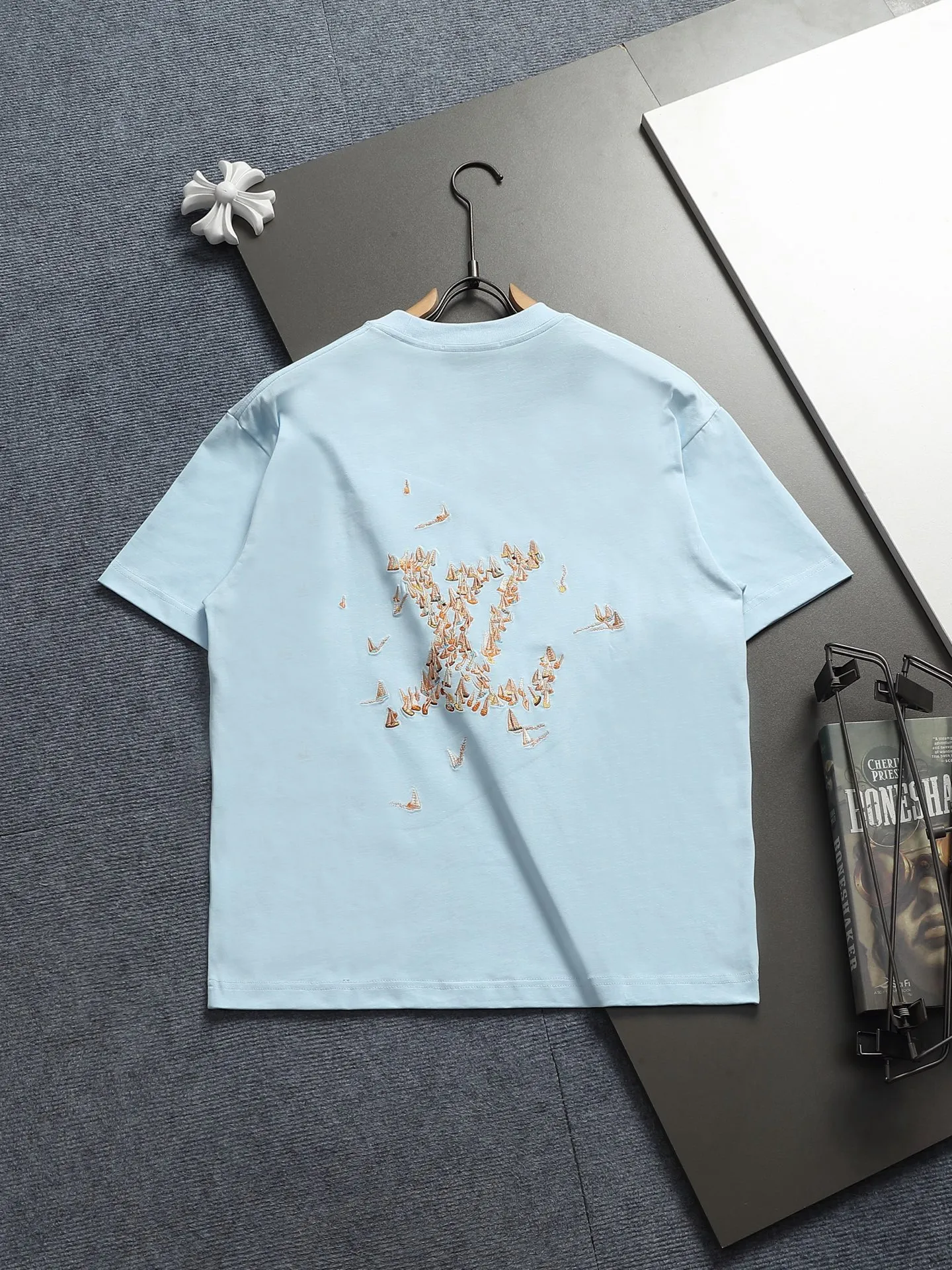 🅿️220 Louis Vuitton/Louis Vuitton High-end craftsmanship 10000 needle embroidery The large sailing ship logo is exquisitely upgraded, inspired by the retro embroidery of the 1980s. The original fabric is the same as the official short-sleeved T-shirt. The fabric is dyed in the same vat. It feels very comfortable. The latest brick cabinet synchronization for spring and summer. Fashionable and personalized. Super versatile and good-looking. It is very suitable for both men and women. A must-have for everyone. Hang tag. Collar label. Washed wheat. Complete with three labels. Color: black, white, blue. Size: S M L XL |